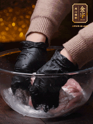 豬肚放入面粉、鹽、白酒，反復(fù)揉搓（重復(fù)3遍），洗掉表面的黏液。再把豬肚翻過來，剪去油脂，一樣反復(fù)揉搓干凈