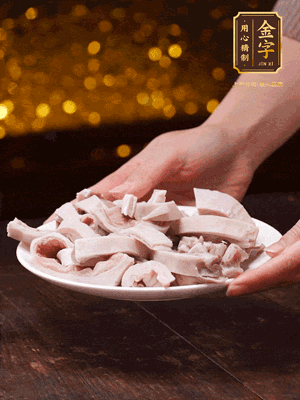 豬肚冷水下鍋，姜蔥料酒去腥，水開煮5分鐘，撈出，切小塊。