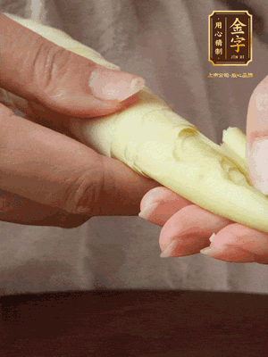 春筍沿著外皮豎著淺劃一刀，剝下外殼，切掉尾部的老根，切滾刀塊。（這個(gè)時(shí)候的春筍最為鮮嫩脆爽，不需要焯水去除澀味）