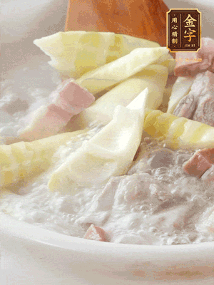 開(kāi)蓋后放春筍，小火慢篤20分鐘左右，出鍋后盛出。