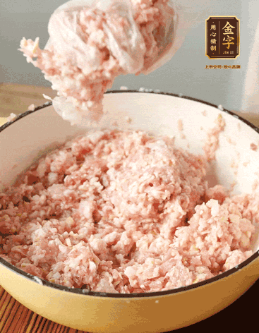 肉丁、咸肉丁、一丟丟鹽、料酒拌勻，反復(fù)摔打上勁。接著加入1兩蔥姜水，反復(fù)拌勻摔打上勁。前后共加3遍。3遍后筍丁，接著反復(fù)摔打上勁。最后加入1個蛋清、3茶匙生粉拌勻摔打上勁