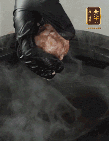 獅子頭摔打至圓潤牢固，等水煮開后，放獅子頭