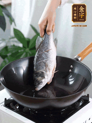 熱油，加1大勺豬油、姜片，再下鱸魚，煎至定型后翻面。（加點豬油，燉出的魚湯更容易變?yōu)榍逅哪贪咨?。?>
					</div>
					<span>步驟 3/6</span>
					<p>熱油，加1大勺豬油、姜片，再下鱸魚，煎至定型后翻面。（加點豬油，燉出的魚湯更容易變?yōu)榍逅哪贪咨?。?/p>
				</li><li>
					<div   id=