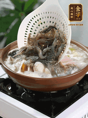 最后加一把蛤蜊、一把河蝦燜2分鐘，放一點白胡椒粉調(diào)味，撒上蔥花點綴！