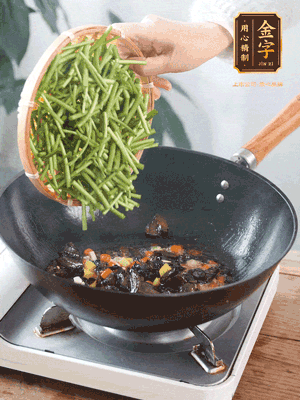 熱油煸香蒜末、姜粒、小米辣，再下臘肉煸炒出香味