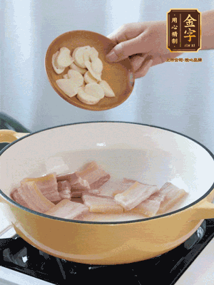 熱油下咸肉煸出香味，加蒜片、毛豆翻炒均勻