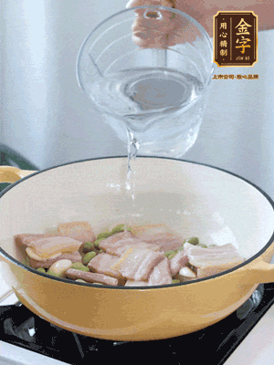 倒入熱水，加絲瓜、腐竹
