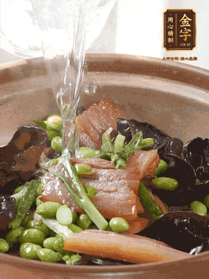 轉(zhuǎn)入砂鍋，加入開水、百葉結(jié)燉煮10分鐘