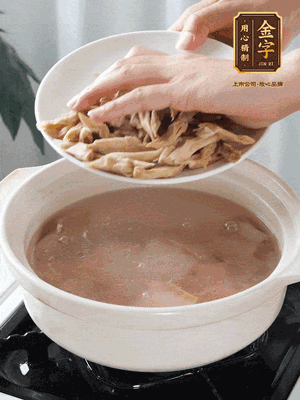 再下筍干段，加水、少許黃酒中火燉煮15分鐘。