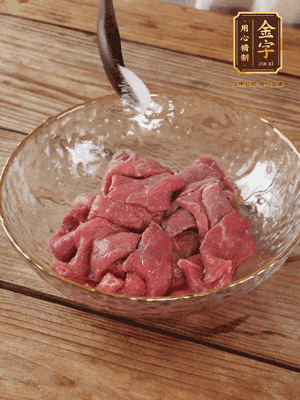 牛肉切丁，加黑胡椒海鹽、橄欖油腌10分鐘