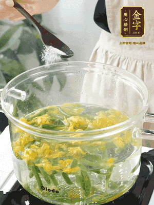 水開后，加鹽、黃瓜花焯水30秒