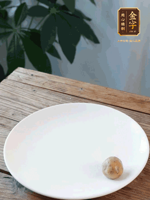 做水油皮、油酥 將油皮材料放入料盆中，加100ml水?dāng)嚢璩裳┗ㄆ瑺睢Ｔ诎赴迳戏磸?fù)揉搓成有一定筋度的光潔面團(tuán)，搓成14個(gè)團(tuán)子。
