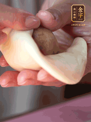 包月餅 面劑兩頭向中間捏緊， 光滑一面向下