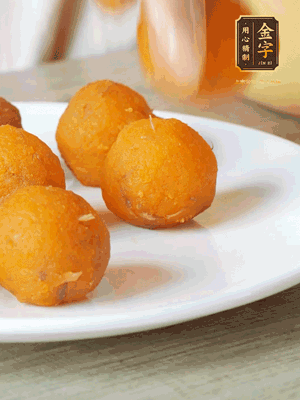 融化的黃油、芝士粉攪勻，加糖粉、蛋液、淡奶油、咸蛋黃攪勻，再加入玉米淀粉、奶粉拌勻，用不粘鍋炒至抱團(tuán)