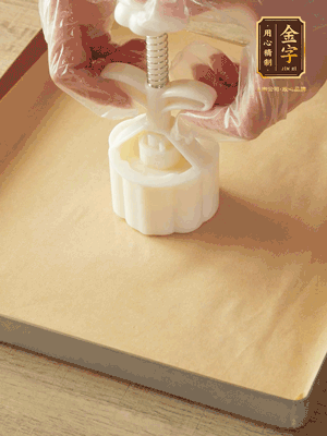 取一個面團(tuán)，捏扁，中間厚，四周薄?；⒖谕贤?，直到收口，把餅胚放入模具里，壓2-3下