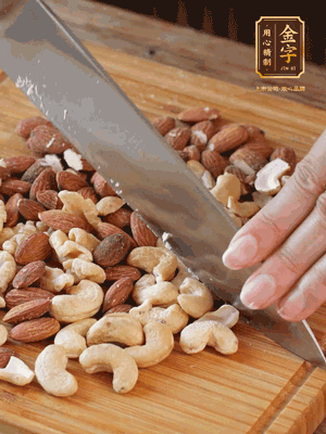 熟堅果切成大顆粒，加入杏仁片、白芝麻、火腿絲、熟糯米粉、玫瑰花醬、花生油、水怡攪拌均勻，捏成52g一個的小球