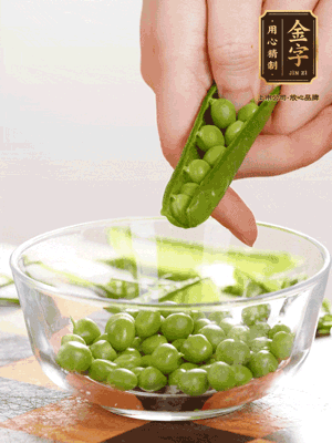 處理食材，藕切片，豌豆剝殼，菱角剝殼， 依次焯水