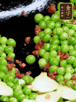 鍋內(nèi)少許油，下火腿煸香，再下甜豆米、百合翻炒，少許鹽、一點(diǎn)水煮到收干