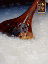 大米淘洗干凈，水開放入大米，煮3分鐘，煮到用手可以掐斷大米，撈出瀝干備用