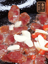 香腸煸香，加大蒜、小米辣增加香味