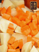 加土豆、胡蘿卜翻炒，隨后加入豆角、1勺鹽、1勺生抽、1勺蠔油、半勺老抽煸炒均勻