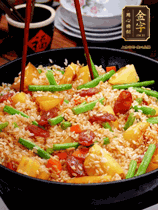 加水，沒過大部分食材。把瀝干水分的米飯均勻地鋪在上面，筷子戳幾個洞