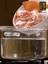 麻鴨切塊，冷水下鍋，加蔥姜、料酒焯水。撈出溫水洗凈