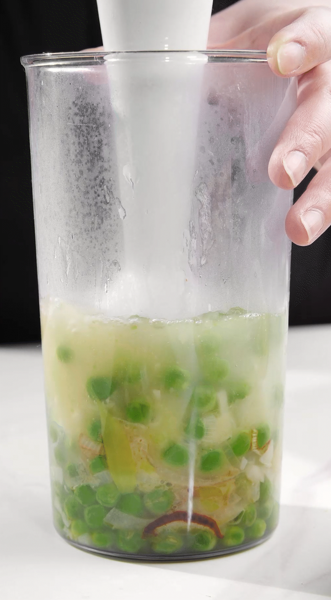 炒好的蔬菜+高湯或熱水，倒入破壁機(jī)攪打細(xì)膩絲滑即可。