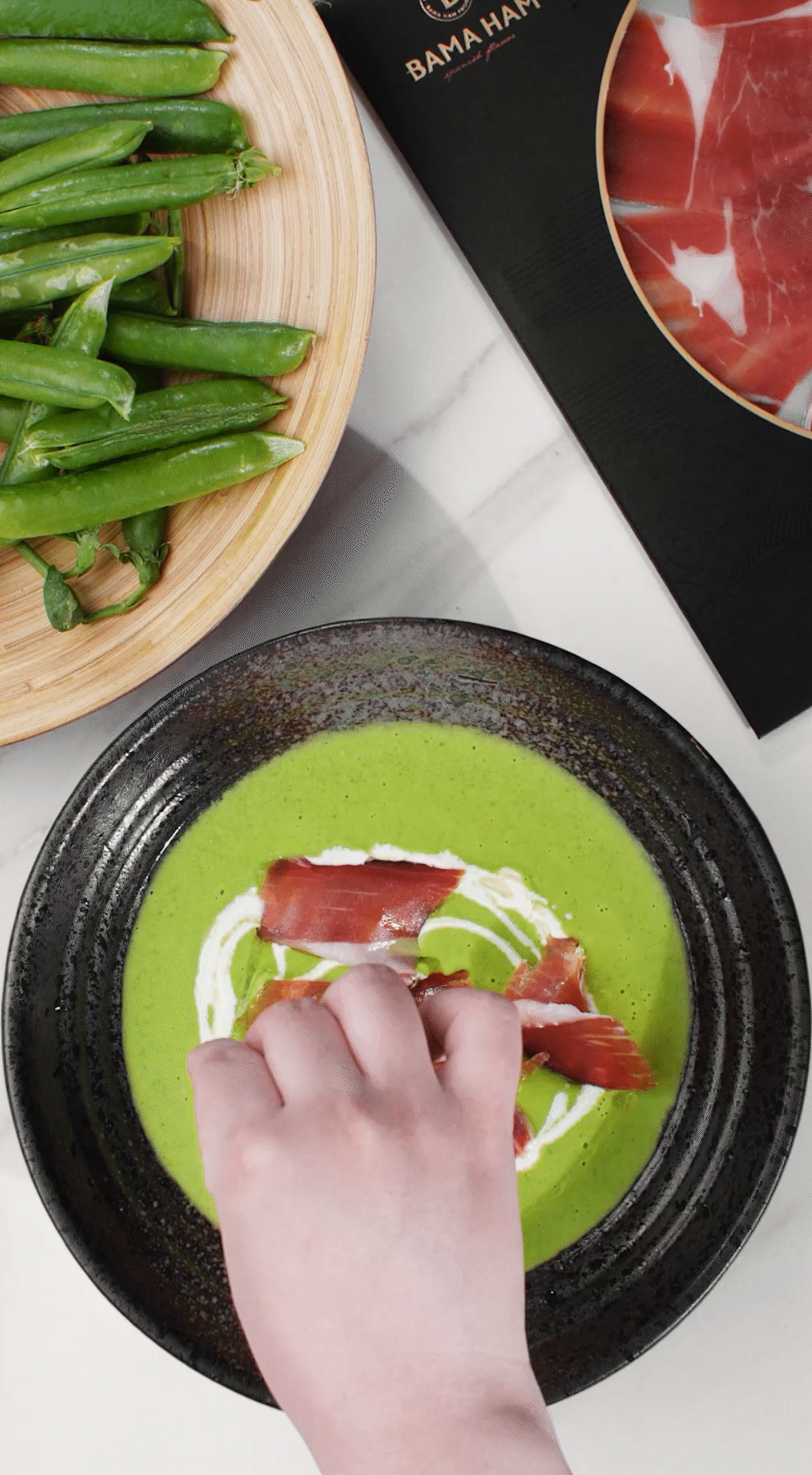 將上述擺盤的食材依個人喜好適量點(diǎn)綴即可。