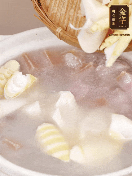 小火燉20分鐘后，放入春筍燉15分鐘