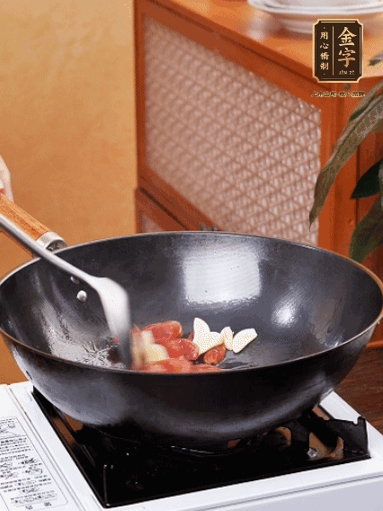 熱油，香腸微微煸出香味，加蒜片、小米辣