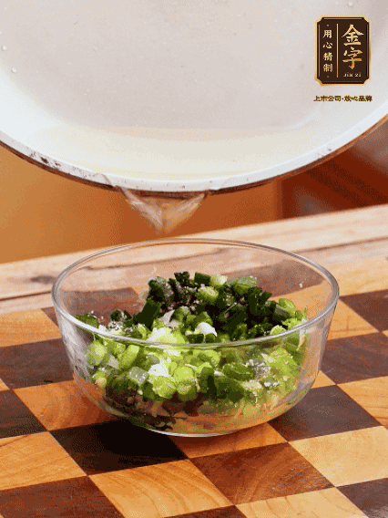 姜末、蔥末加鹽，潑熱油做成蔥姜醬