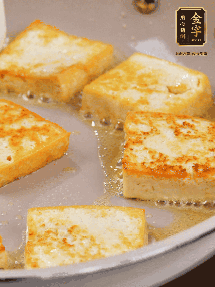 豆腐切片，兩面煎一下備用；春筍切段