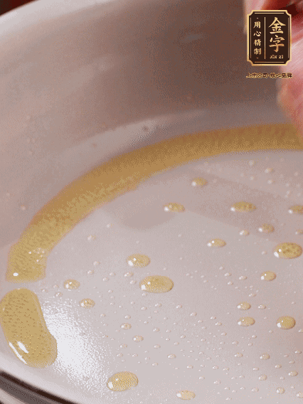 少許菜籽油，姜絲、咸肉煸出油脂香味