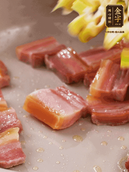 再放春筍翻炒一下，倒入砂鍋中，加適量的熱水，大火燜煮6分鐘