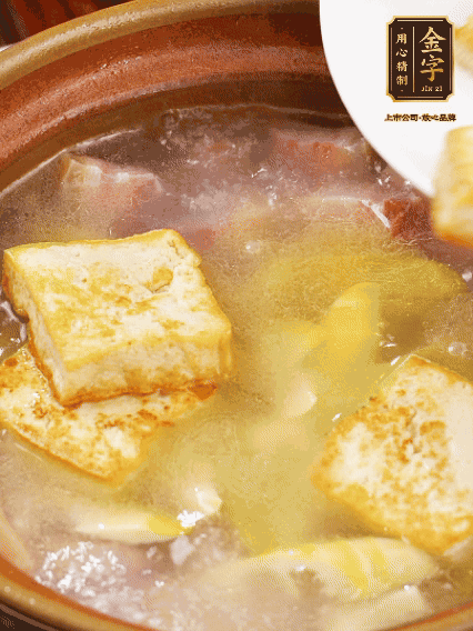 再放豆腐燉煮10分鐘，加豆瓣繼續(xù)煮2分鐘