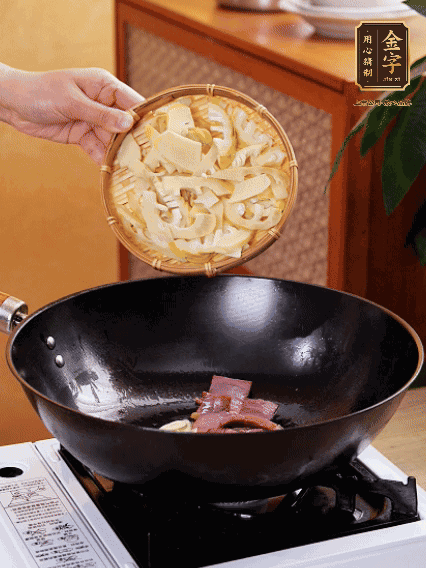 油熱，下蒜末、火腿煸炒出香味，再下筍片微微翻炒