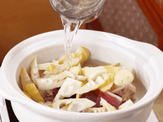 砂鍋中依次放入姜片、雞肉、春筍、火腿，加入足量的水，大火燒開后，轉(zhuǎn)小火燉40分鐘