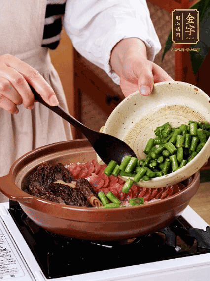 鋪上金字香腸、羊肚菌、蘆筍，蓋蓋子燜7分鐘