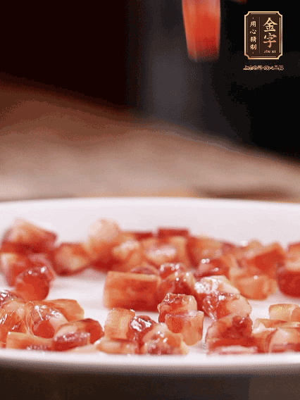 金字迷你小香腸切小段，煎出肉香