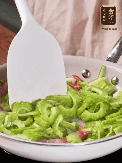 熱油，火腿、蔥姜、干辣椒煸香，再下苦瓜翻炒