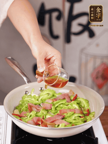 淋一圈料酒，少許糖調(diào)味