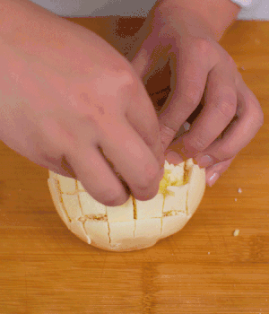 在縫隙里塞適量馬蘇里拉奶酪、再塞入淡火腿碎。