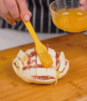 放在烤盤上，表面先刷一層玉米油，再刷一層蛋黃液。