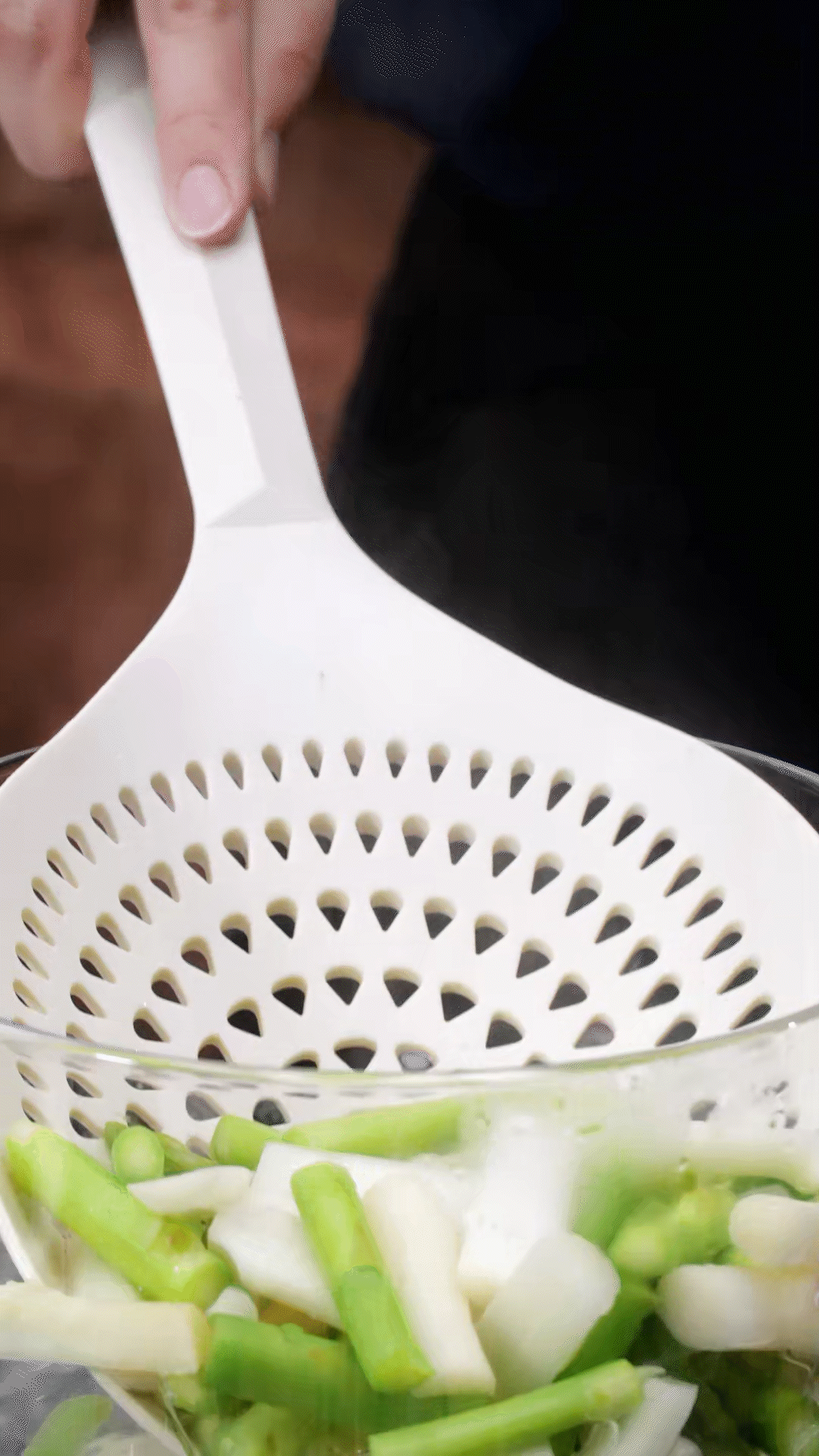 蘆筍切去老根，削皮后切斷焯水
