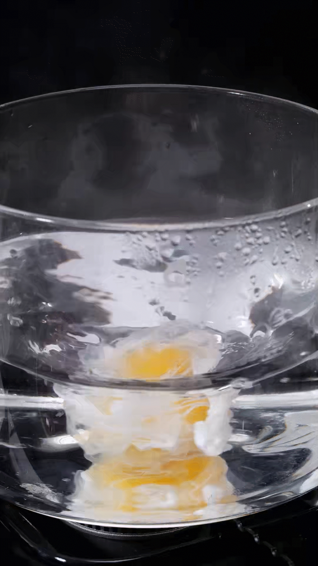 水開加入白醋和雞蛋，做成水波蛋
