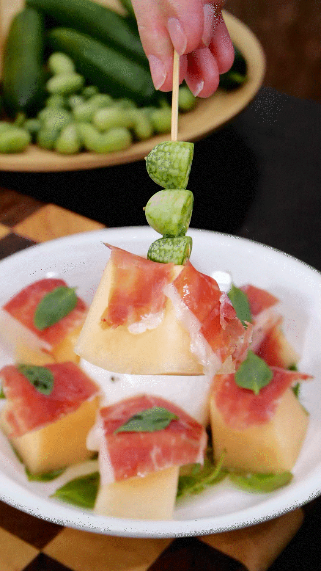 依次放上：布拉塔奶酪球、密瓜和巴瑪火腿