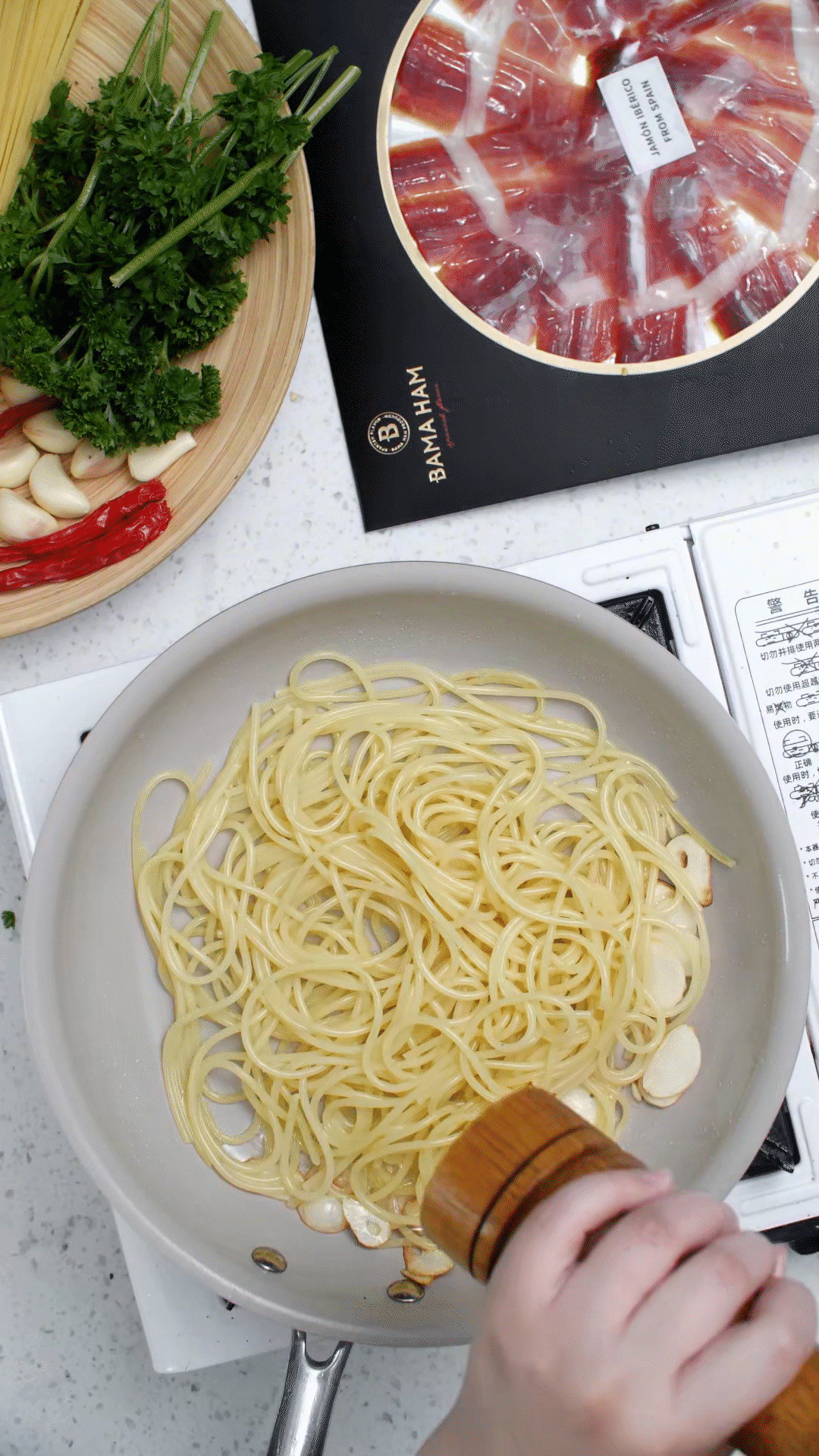 起鍋燒水，水開加入1勺橄欖油和1勺鹽，煮開后放入意面，水再次煮開后轉(zhuǎn)中小火，5號面約8-10分鐘
