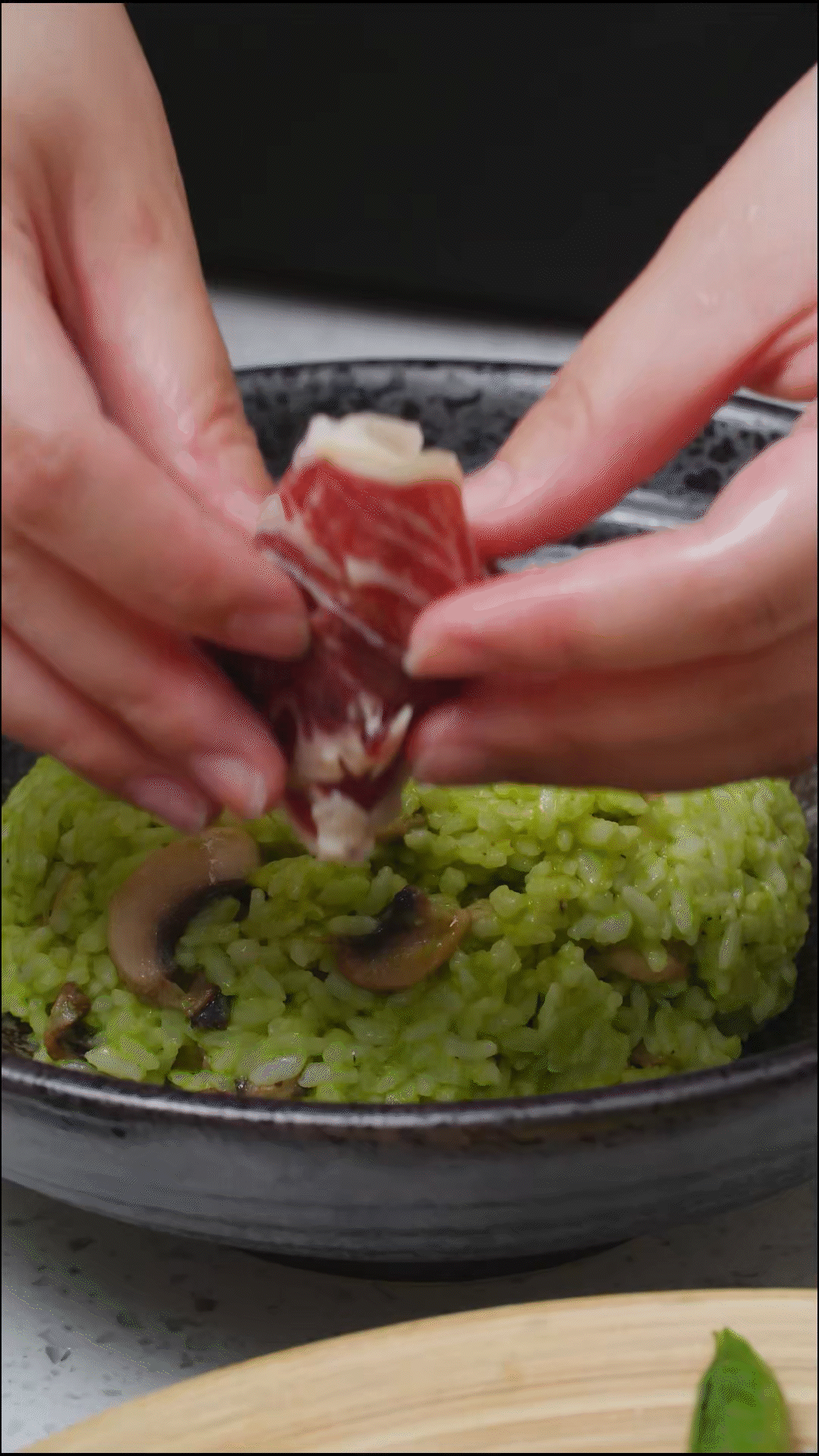 鍋中放入口蘑煎軟后，加一碗煮好的米飯
