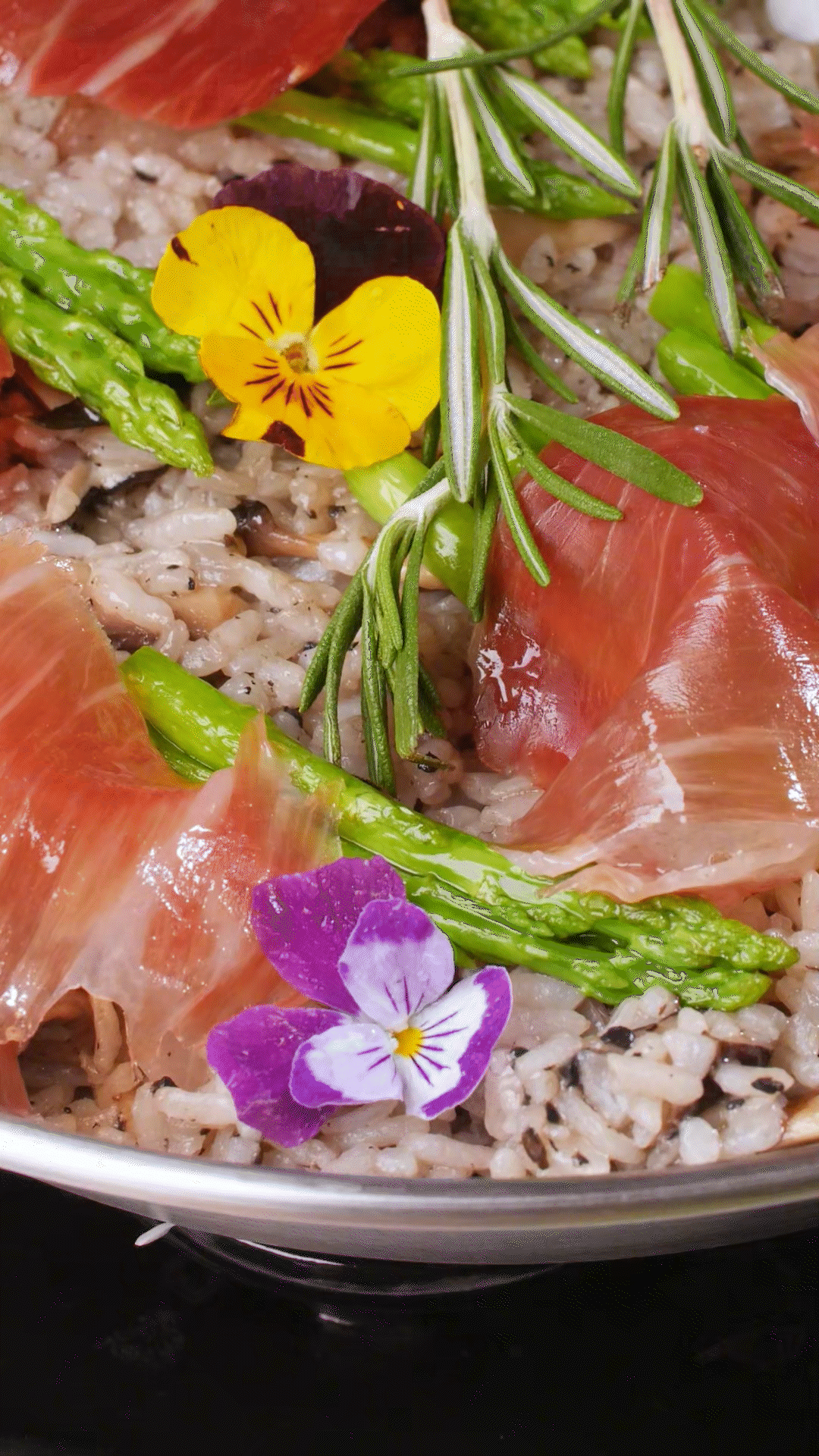 放入預(yù)先煮好的米飯和一碗去油的雞湯，和黑松露醬攪拌均勻
